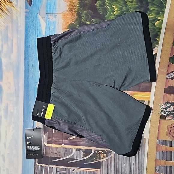 Nike Dri Fit Gray Black Boys Shorts XS NWT - Picture 3 of 3